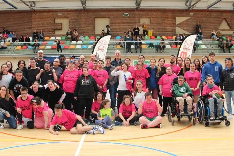 Medio centenar de deportistas disfrutaron del baloncesto en la I Topaketa para personas con discapacidad